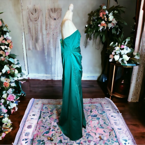 David’s Bridal Emerald Green Bridesmaid/Formal Dress.  Size 12. - Picture 2 of 11